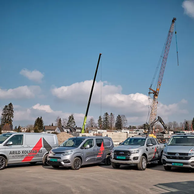 Fire arbeidsbiler parkert ved siden av hverandre